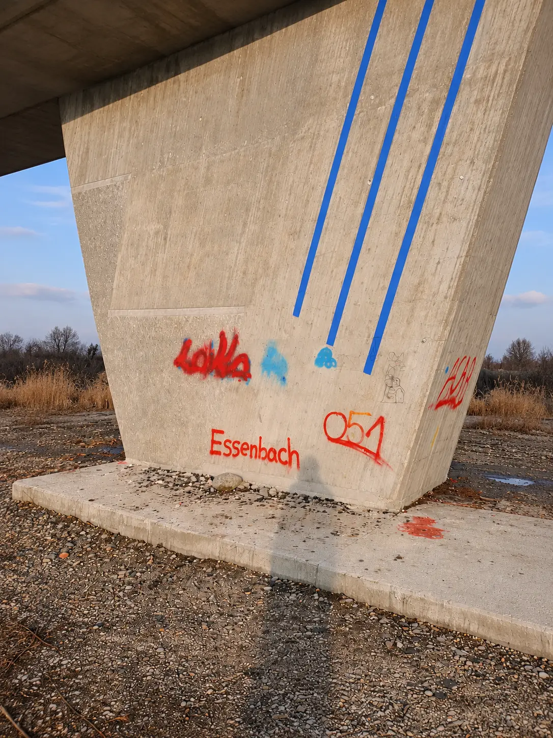 Großflächig mit Graffiti beschmierte Betonwand an einer Bahnunterführung in Rostock vor der Sanierung