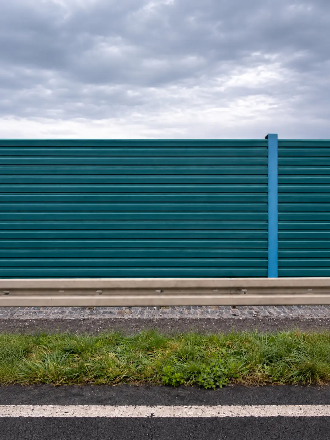 Gereinigte Lärmschutzwand nach der Entfernung von Graffiti