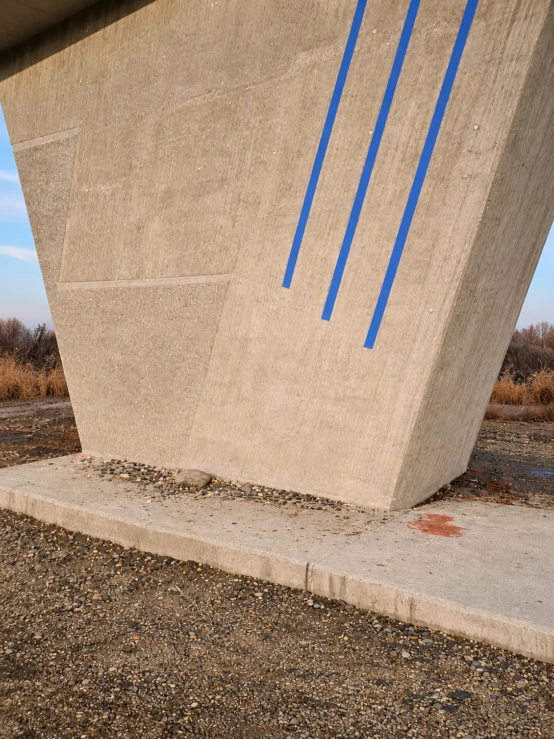 Betonpfeiler nach der Entfernung von Graffiti mit wiederhergestellter Sichtbetonoberfläche