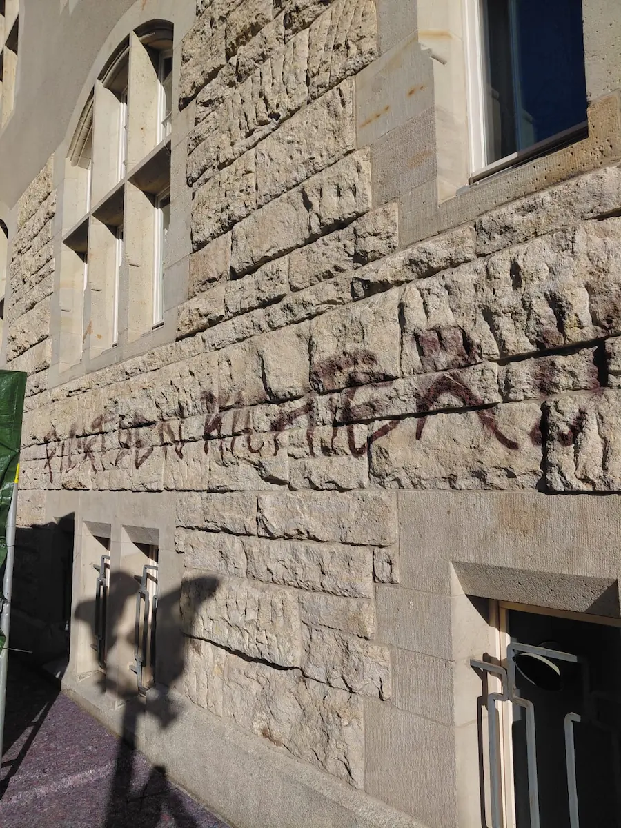 Chemiefreie Graffitientfernung an einer Natursteinfassade des Amtsgericht Rudolstadt - Vorher-Bild