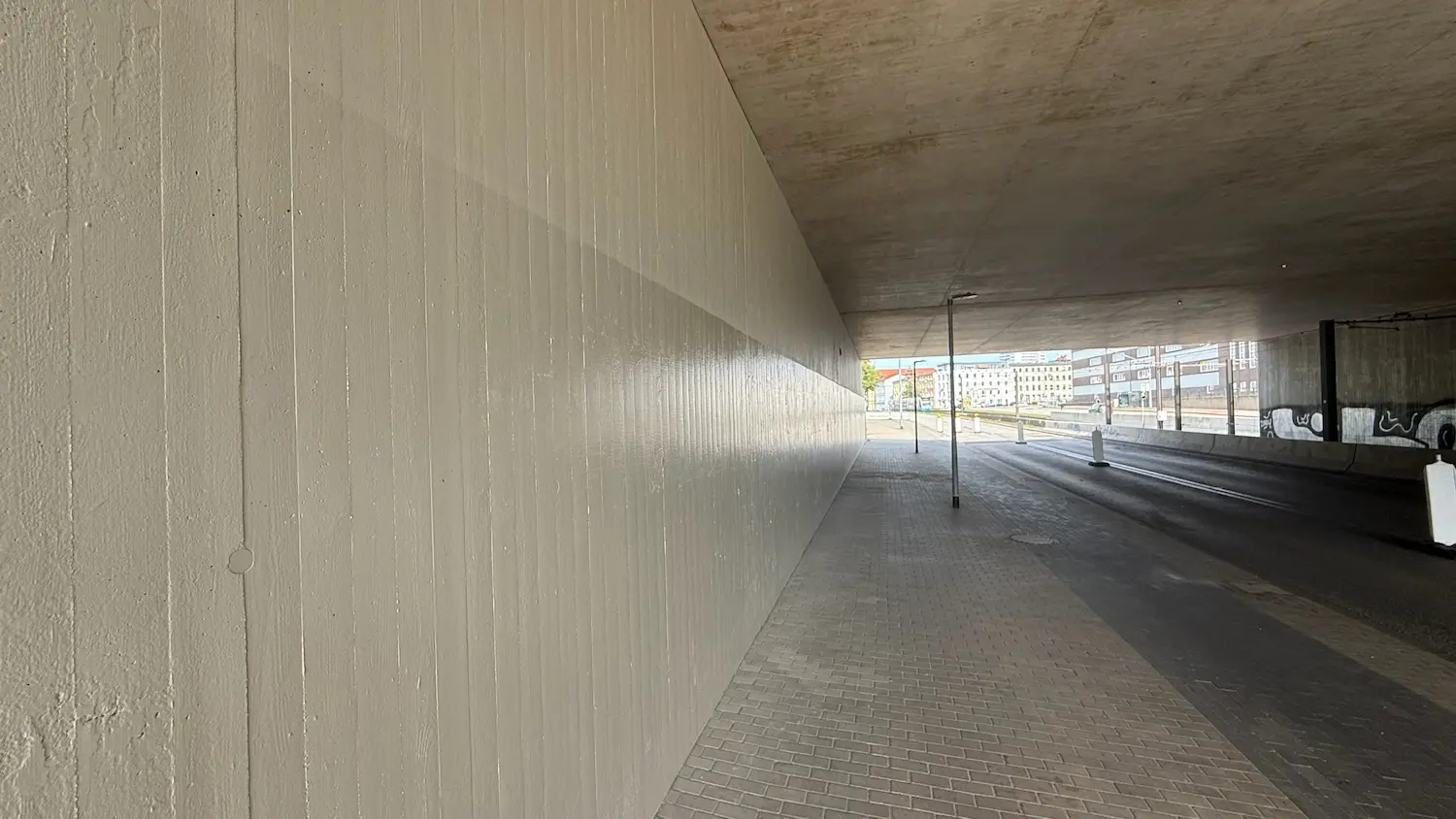 Repaired concrete wall in an underpass in Rostock after refinishing and graffiti protection treatment