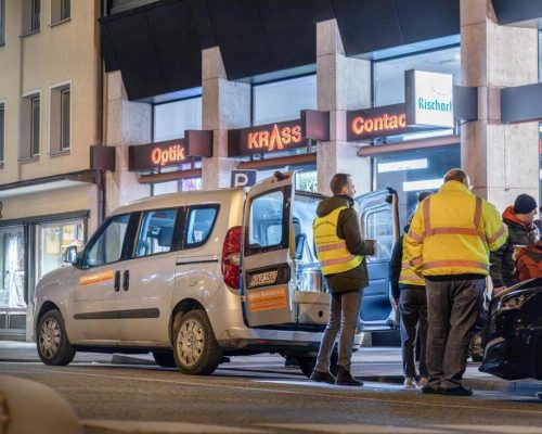Ehrenamtliche des Kältebus München bei der Versorgung obdachloser Menschen