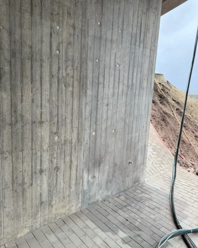Cleaned concrete surface after removal of soot and fire traces with the JOS process