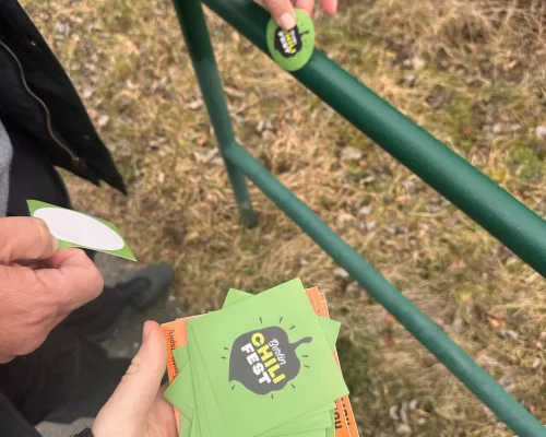 Aufklebertest auf einem beschichteten Metallgeländer zur Demonstration der Anti-Haft-Wirkung