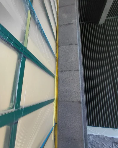 Betonfläche vor der Retuschierung mit abgeklemmten angrenzenden Bauteilen zur Vorbereitung der Arbeiten