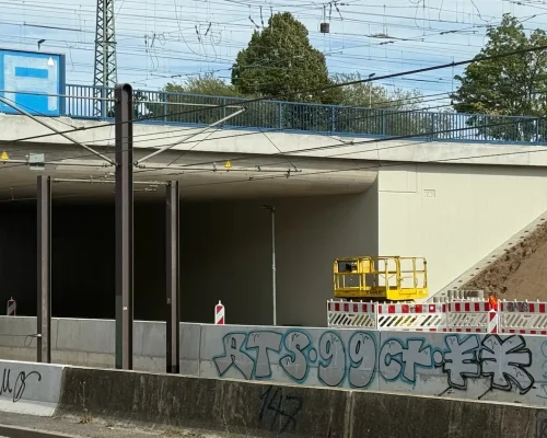 Sanierter Betonbereich an einer Bahnunterführung in Rostock nach Überarbeitung und Graffitischutz