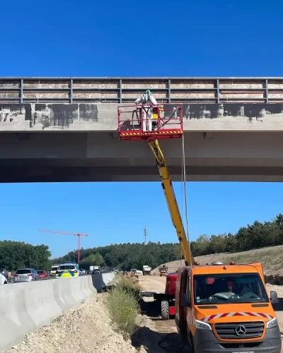 Mitarbeiter von Muschert bei Oberflächenarbeiten an einem Brückenbauwerk