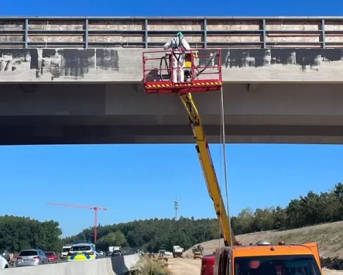 Mitarbeiter von Muschert bei Oberflächenarbeiten an einem Brückenbauwerk