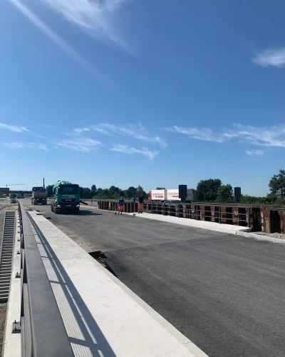 Betonwand an einem Straßenbauwerk zur Hydrophobierung gegen eindringende Feuchtigkeit