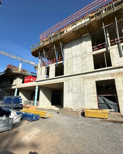 Rohbau einer öffentlichen Einrichtung mit großflächigen Betonoberflächen