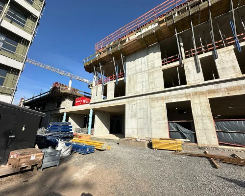 Rohbau einer öffentlichen Einrichtung mit großflächigen Betonoberflächen