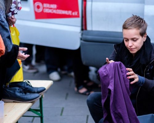 Ausgabe von Kleidung im Rahmen der Berliner Obdachlosenhilfe